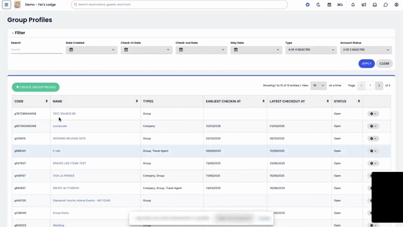 Cloudbeds PMS arayüzünde bir kullanıcının Grup Profilini düzenleyerek kaynağını 'Walk-in' olarak ayarladığı, ardından Fiyat Planları ve Paketler bölümüne gidip ilgili fiyat planını düzenleyerek 'Web Sitesi/Rezervasyon Motoru' seçimini kaldırıp 'Walk-in'i seçtiği animasyonlu GIF.
