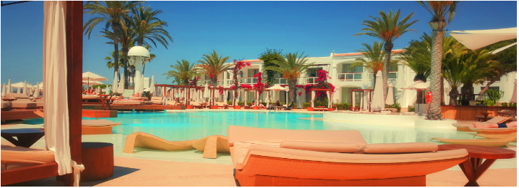 Hotelpool und Außenbereich des Resorts